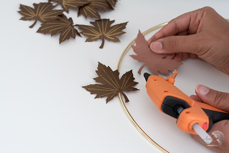 Making the minimal and modern fall wreath using Foil transfer faux leather