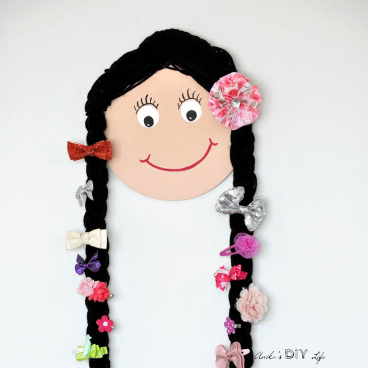smiley girls face with yarn hair holding hairbows