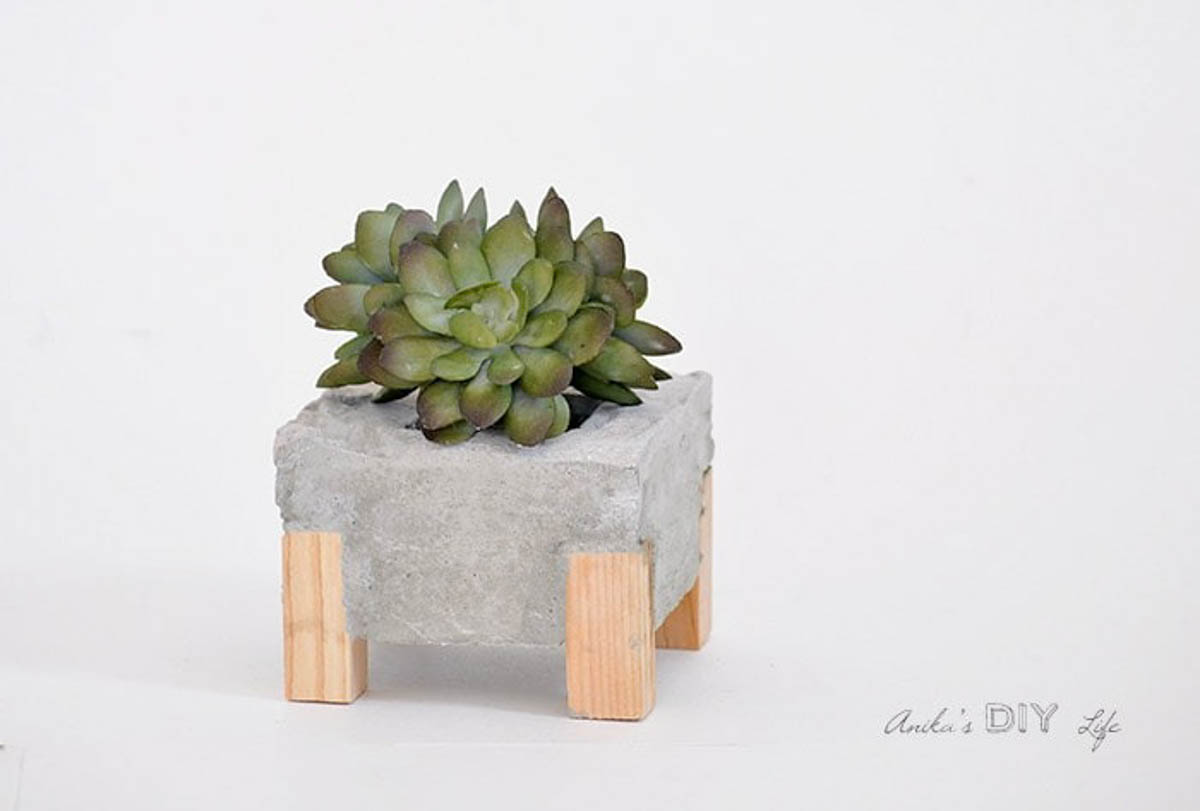 Small concrete planter with wood feet makes a great DIY gift for plant lovers