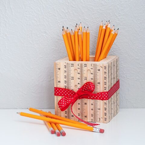 Learn how to make this easy wooden DIY ruler pencil holder. A quick and simple project made from scrap wood to organize a student desk or a DIY teacher appreciation gift.