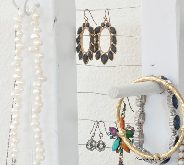 Organizing earrings is so easy with this simple DIY jewelry holder! 