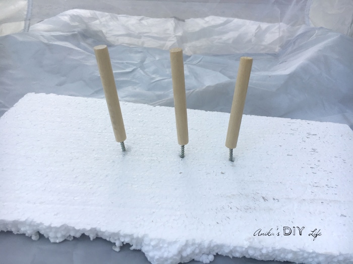 Such a cool trick top spray paint round dowels!