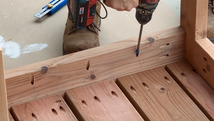 Attaching leg frame to the outdoor table top using pocket hole screws