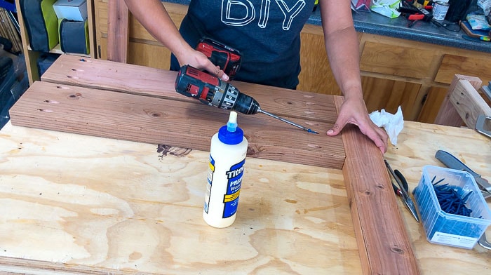 Building the table top of the outdoor dining table using pocket hole screws