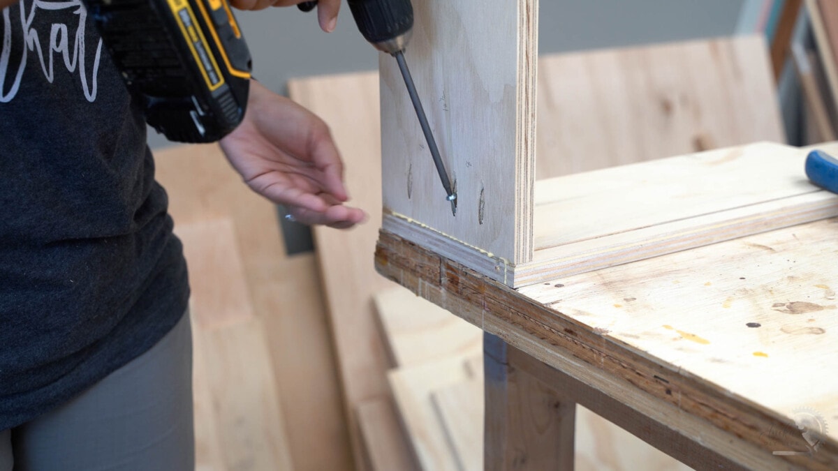 Attaching the sides of the drawer with pocket holes