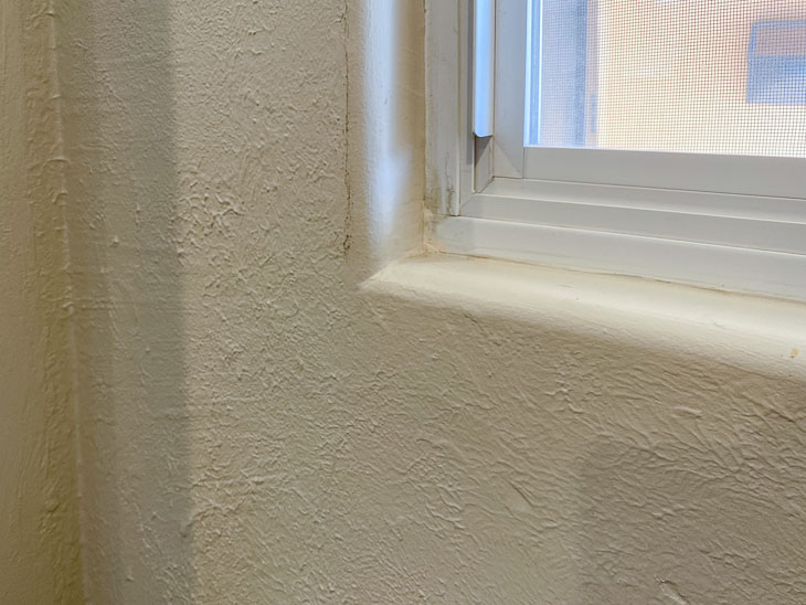 Bullnose or rounded corner of window.
