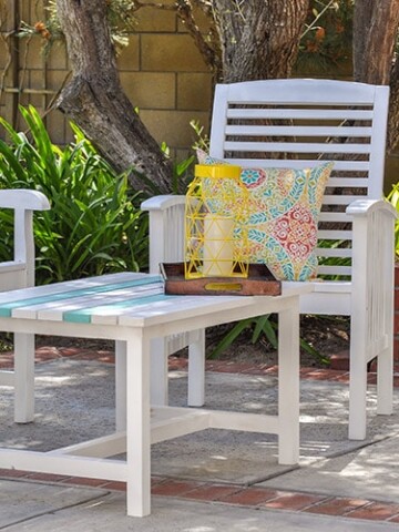 Your step by step guide to painting outdoor wood furniture like a pro and make it last a long time in the rain and shine! Just follow these simple tips and tricks!