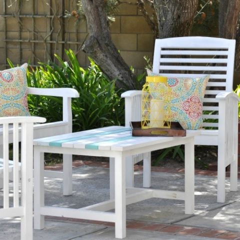 How to paint outdoor wood - Patio set makeover - Little Free Monkeys